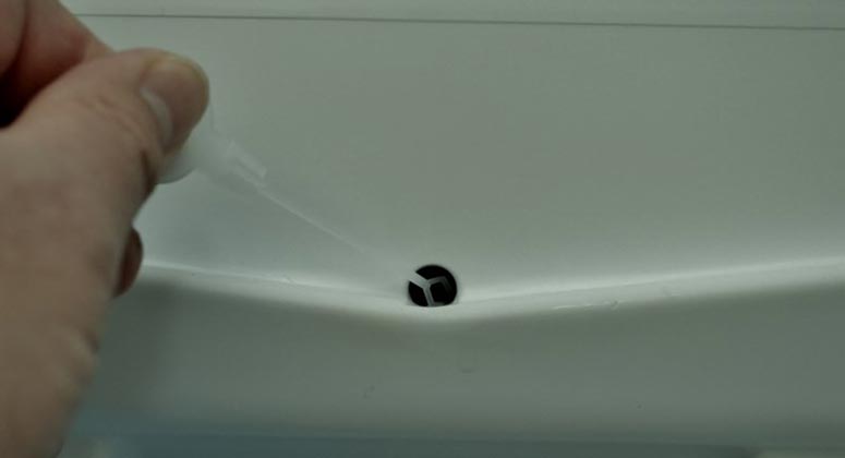 تعمیر نشتی آب یخچال با تمیز کردن لوله تخلیه