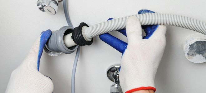 تخلیه نشدن آب ماشین لباسشویی در اثر خم‌شدگی یا گرفتگی شلنگ تخلیه