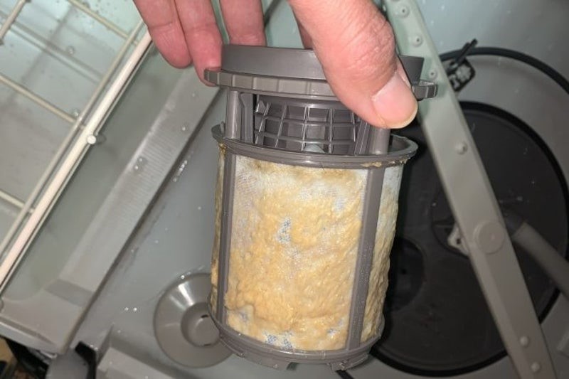 تخلیه نشدن آب ماشین ظرفشویی به علت گرفتگی فیلترها