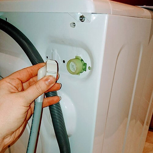 شیلنگ آب ماشین لباسشویی را متصل کنید