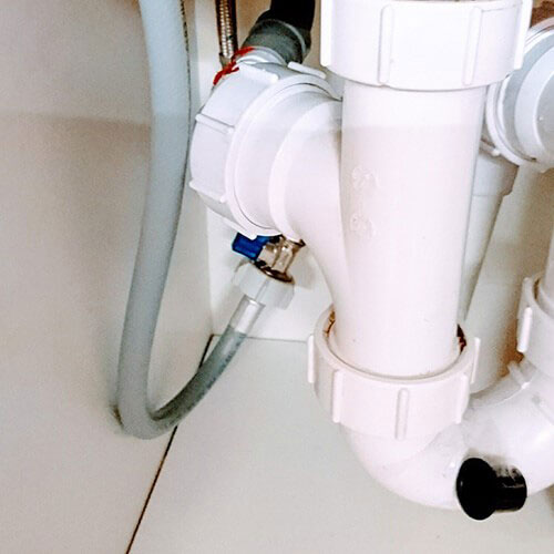 شلنگ تخلیه آب ماشین لباسشویی را متصل کنید